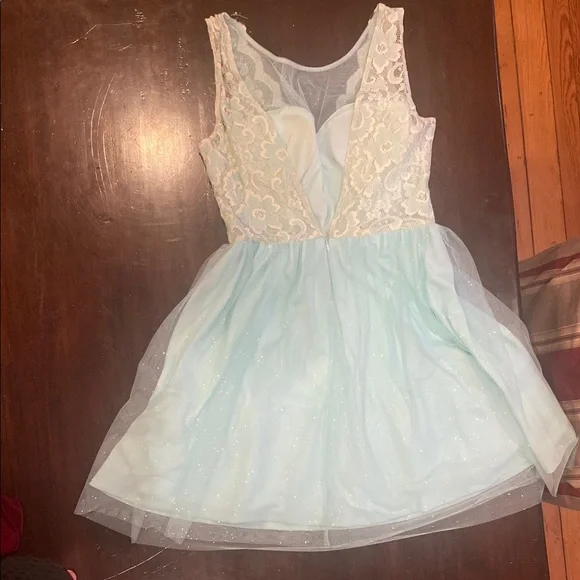 Elegant Lace junior’s Dress in mint green - Picture 2 of 3